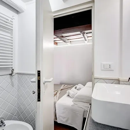 Apartament Trastevere Piazza Trilussa Royal Orchid *