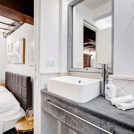 Trastevere Piazza Trilussa Royal Orchid