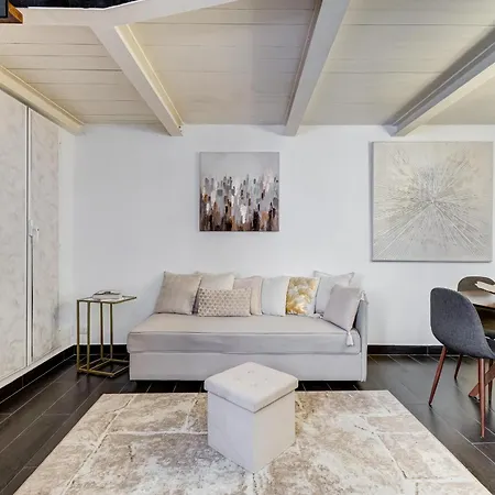 Trastevere Piazza Trilussa Royal Orchid Rzym