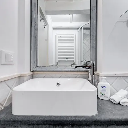 Trastevere Piazza Trilussa Royal Orchid * Rzym