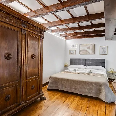 Trastevere Piazza Trilussa Royal Orchid *