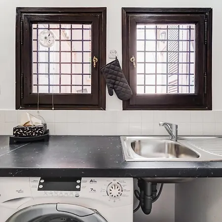 Trastevere Piazza Trilussa Royal Orchid *