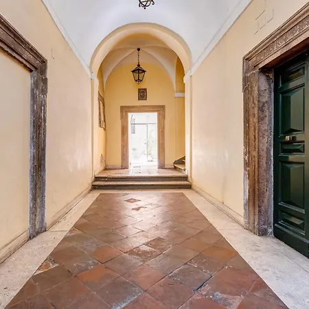 Trastevere Piazza Trilussa Royal Orchid Rzym