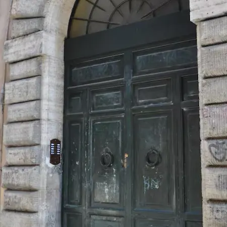 Trastevere Piazza Trilussa Royal Orchid *