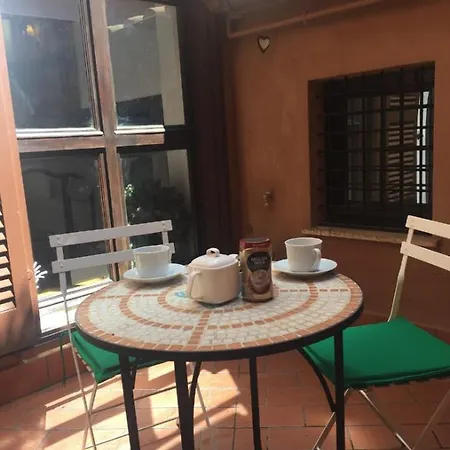 Trastevere Piazza Trilussa Royal Orchid ローマ